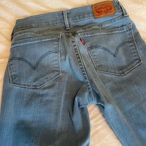 Levi’s skinny size 26. Will probably fit a size 25 as well! Very comfy